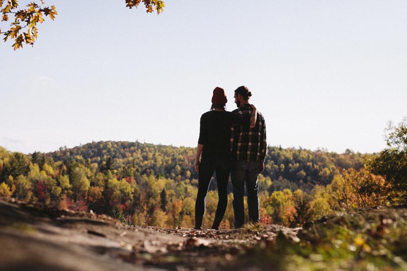 Pareja en la montañaen san valentín