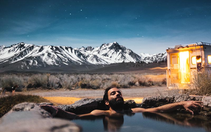 Hombre bañándose en el exterior