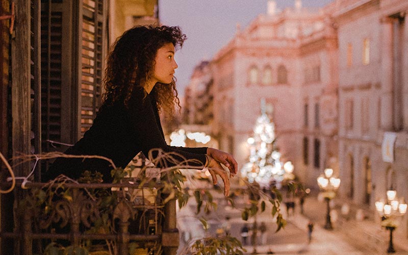 Mujer contemplando el amanecer