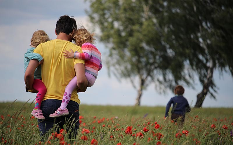 Padre con sus hijos en la naturaleza