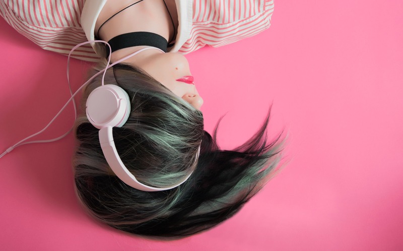 Mujer relajada escuchando música