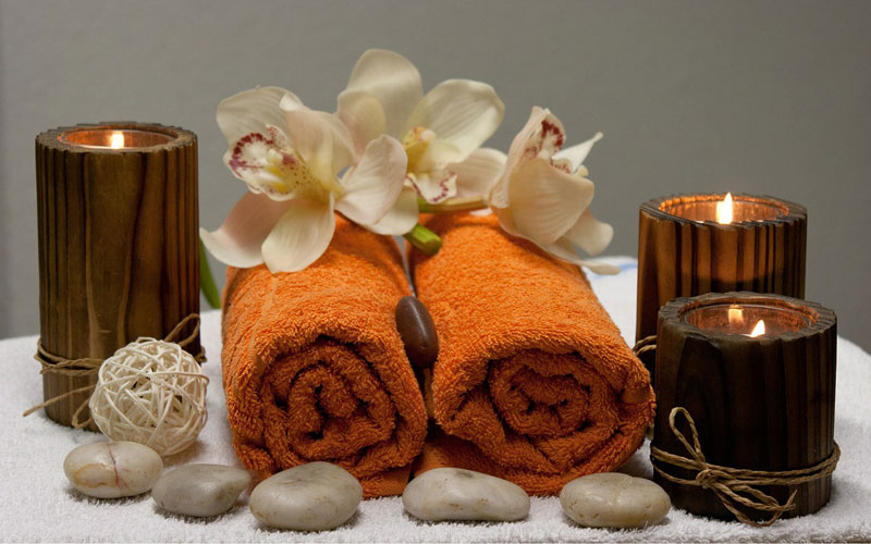 Velas, toallas y flores