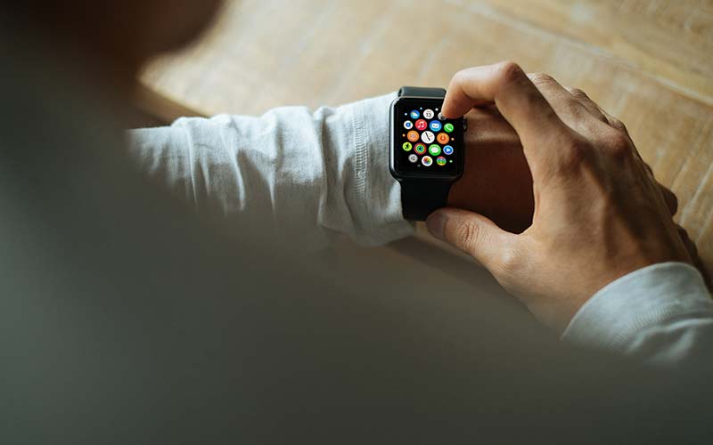 Hombre con reloj iwatch