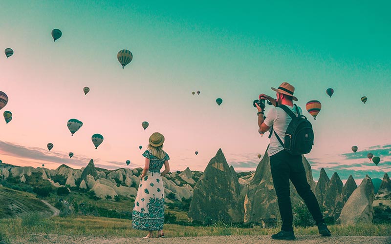 Padre e hija viendo globos aerostáticos