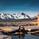 Hombre bañándose en el exterior