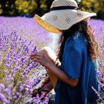 Mujer oliendo lavanda