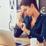 Persona quemada en el trabajo.