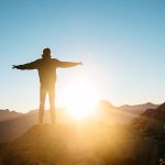 Persona contemplando el amanecer