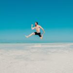 Hombre saltando en la playa