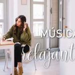 Mujer escuchando música relajante