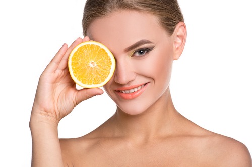 La importancia de la vitamina C en los tratamientos faciales